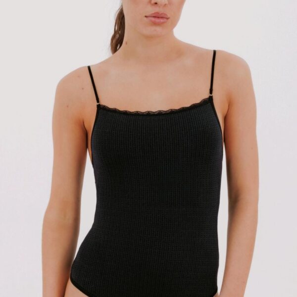 ANDRESSA A0545 BODY DE MICROFIBRA DESAGUJADA CON ESCOTE RECTO DE PUNTILLA