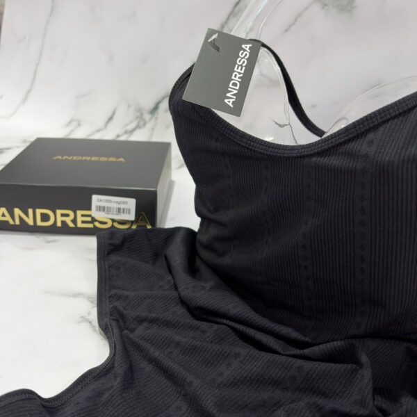 ANDRESSA A1555 BODY CON ESPALDA CRUZADA, DE MICROFIBRA LIVIANA CON TEXTURA DE ROMBOS